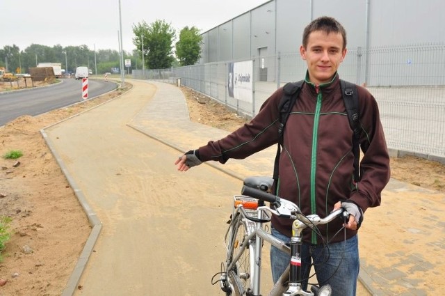 - Takie poprowadzenie drogi rowerowej jest nie do przyjęcia &#8211; mówi Michał Rejczak z Bractwa Rowerowego.