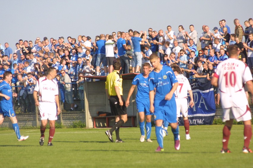 19 maja 2012 roku. Po meczu ze Spójnią w Osieku piłkarze i...