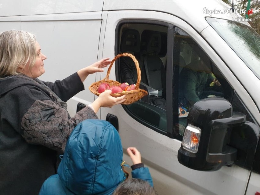 Dzień Życzliwości w Lublińcu: "Jabłuszko czy cytrynka" - dzieci i policjanci w życzliwy sposób nagradzali i karali kierowców [ZDJĘCIA]