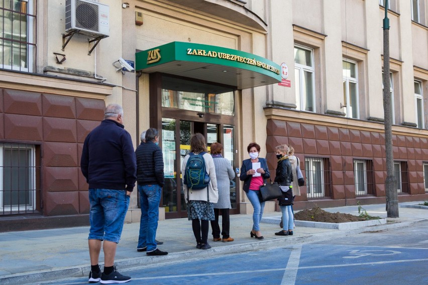 Kolejka do Zakładu Ubezpieczeń Społecznych w Krakowie przy ul. Pędzichów, czwartek 21 maja