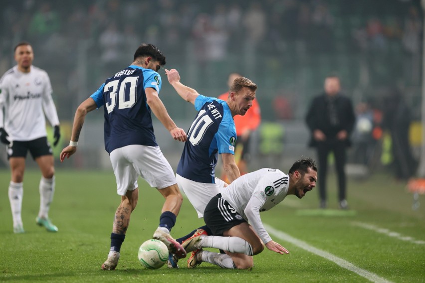 Liga Konferencji. Oprawa kibiców Legii Warszawa przed meczem z AZ Alkmaar. Kolejna kara od UEFA za race?