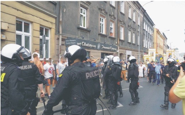 Procesja została zatrzymana na ul. Słowackiego. Doszło do przepychanek z uczestnikami procesji. Interweniowała policja.