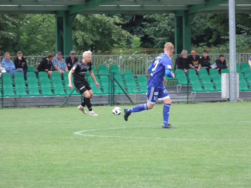 Piłkarze toruńskiej Elany zwyciężyli 2:0 z Mieszkiem Gniezno...