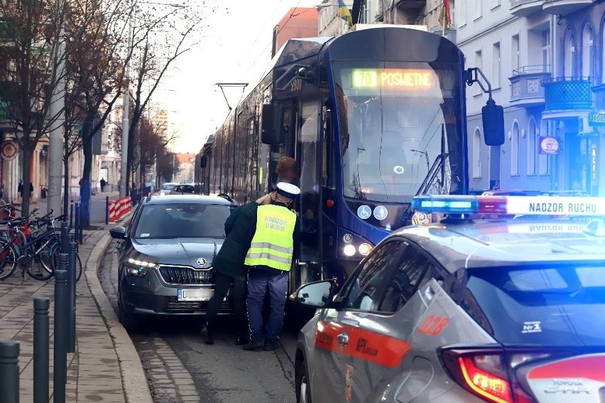 Wypadek tramwaju na ul. Nowowiejskiej we Wrocławiu. Zderzył się z osobówką! [ZDJĘCIA]