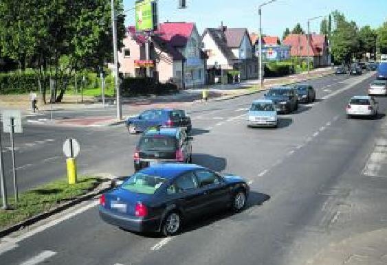 Z lewego pasa Szczecińskiej w tym miejscu znaki nakazują skręt w Małcużyńskiego, ale kierowcy jeżdżą tak, jak... widać