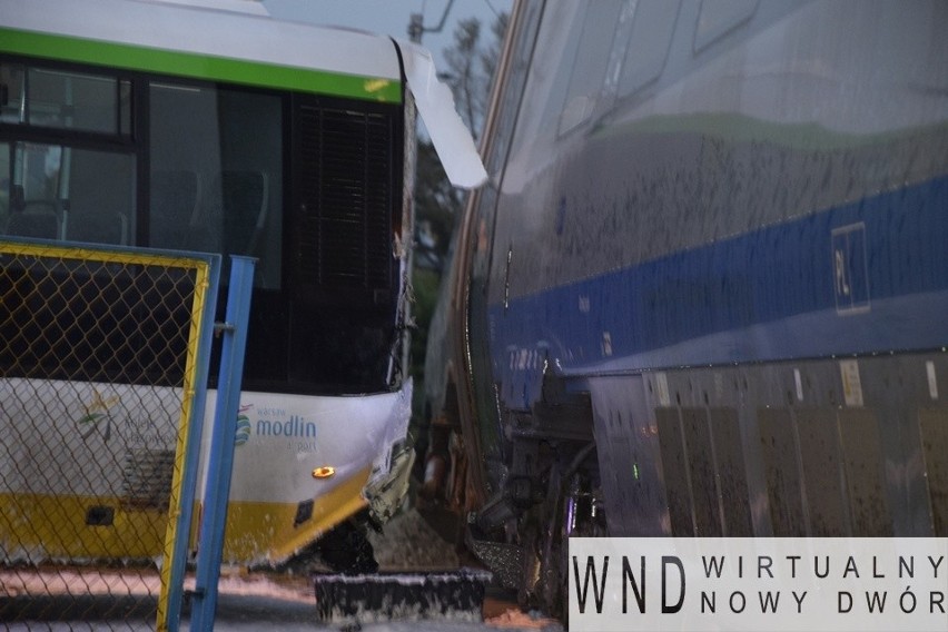 Pociąg pendolino z Gdyni do Bielska zderzył się z autobusem w Nowym Dworze Mazowieckim ZDJĘCIA+WIDEO