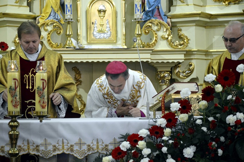 Staszkówka. Uroczyście świętowano rocznice niepodległości. W kościele odsłonięto okolicznościową tablicę