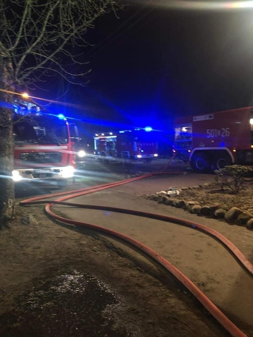 Pożar domu pod Policami. Ogień zabrał im dom. Mieszkańcy i gmina będą pomagać pogorzelcom