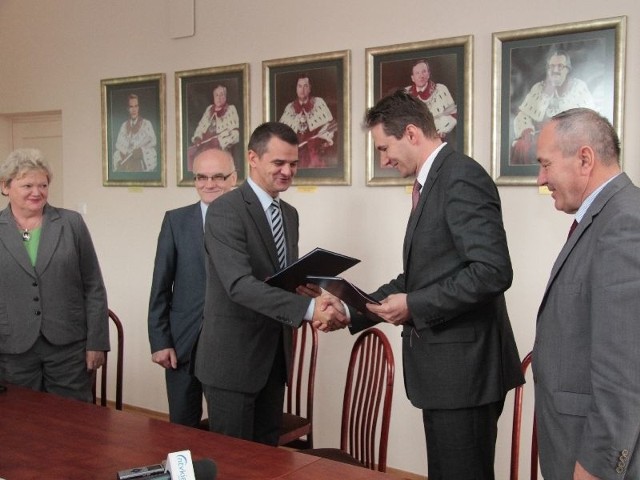 Umowę podpisali profesor Jacek Semaniak, rektor Uniwersytetu Jana Kochanowskiego i Adam Jarubas, marszałek województwa.