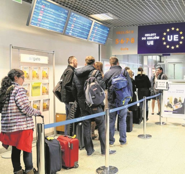 Nowe zasady kontroli na lotniskach wydłużają ich czas