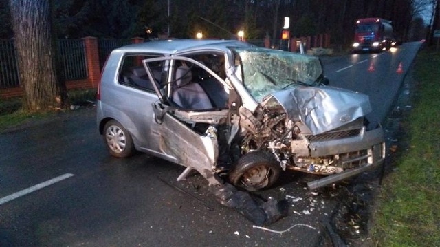 Groźny wypadek w miejscowości Jabłonna pod Nowym Tomyślem. Pijany kierowca rozbił auto na drzewie. Miał prawie 1,5 promila alkoholu w wydychanym powietrzu. Jedna osoba została ranna.Przejdź do kolejnego zdjęcia --->