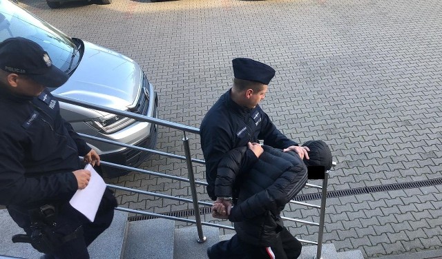 Na drodze ekspresowej S8 pod Sieradzem zostali zatrzymani dwaj Gruzini w wieku 33 i 34 lat, którzy z zaparkowanego na terenie MOP volkswagena ukradli dużą kwotę gotówki w różnej walucie (m.in. euro).ZOBACZ ZDJĘCIA 