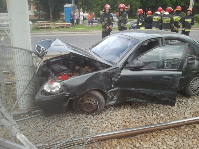 52-latek dostał ataku padaczki za kierownicą, wjechał na torowisko i uderzył w słup trakcyjny w pobliżu ronda Lotników Lwowskich. Do szpitala trafił on i dwie jadące z nim wnuczki