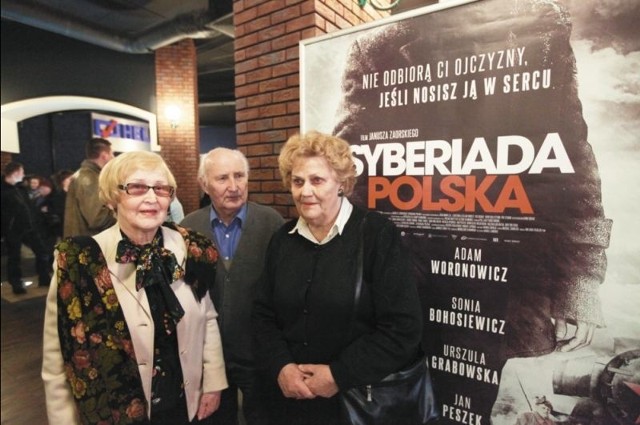 Alicja Wołczaska (z lewej) i Zenon Tworkowski są rodzeństwem. W dniu wywózki nad Irtysz mieli 9 i 12 lat. Z prawej stoi Irena Tworkowska, żona Zenona, również Sybiraczka.