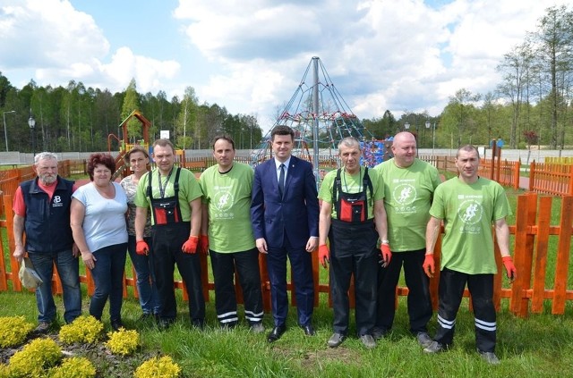 Pracownikom firmy DB Schenker (w zielonych koszulkach) i przedstawicielom Urzędu Gminy, którzy pomagali w odnowieniu skateparku, podziękował wójt Szczepan Skorupski (czwarty od prawej).