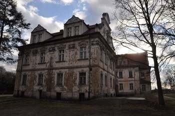 Turawa. W pałacu powstanie hotelBarokowy obiekt został wybudowany przez rodzinę von Loewenkron na początku XVIII wieku, później stał się siedzibą turawskiej linii rodu von Garnier.