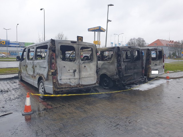 Pożar aut na ulicy Szafranka w Słupsku. Duża nagroda dla osoby, która wskaże sprawców!