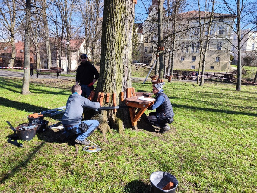 Finiszują prace przy montażu bezasekuracyjnego parku...