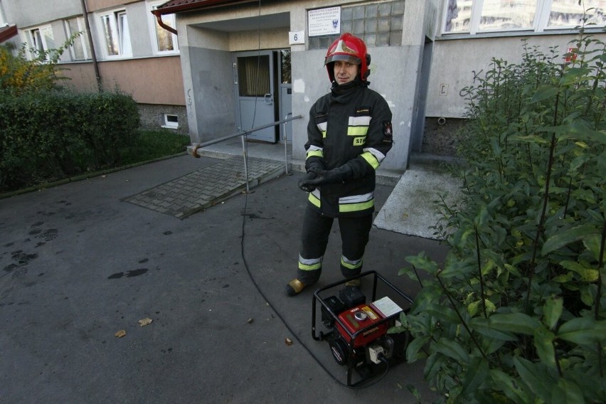 Wrocław: Strażacy dostarczają prąd, by utrzymać mężczyznę przy życiu [FOTO]