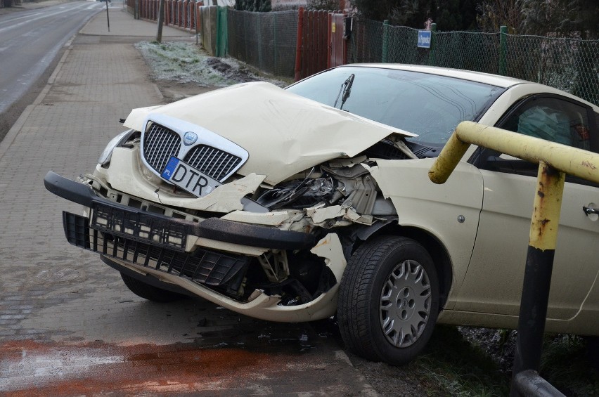 Wrocław: Wypadek na pętli. Samochód wypadł z drogi i uderzył w autobus (ZDJĘCIA)