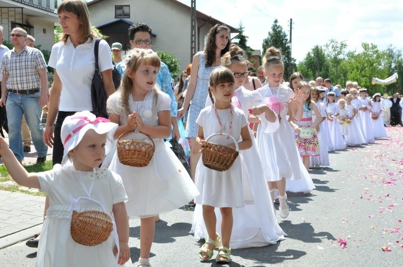 Procesja w parafii NMP Saletyńskiej w Ostrowcu