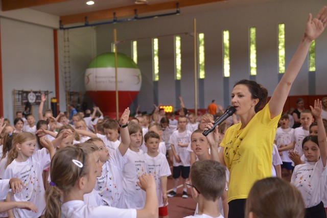 W Słupsku Monika Pyrek poprowadziła warsztaty skoku o tyczce. Zajęcia odbyły się na hali lekkoatletycznej przy stadionie 650-lecia.   Event dla uczniów słupskich szkół podstawowych odbył się w ramach akcji Monika Pyrek Camp. W warsztatach skoku o tyczce na stadionie 650-lecia przy ul. A. Madalińskiego wszyscy uczestnicy mogli wykonywać podstawowe elementy treningu w tej dyscyplinie. Była też wyjątkowa okazja do zaliczenia pierwszej wysokości z tyczką. Zajęcia były prowadzone pod okiem wykwalifikowanej kadry szkoleniowej. Wśród trenerów była oczywiście jedna z najbardziej utytułowanych tyczkarek w Polsce - Monika Pyrek, czterokrotna olimpijka. Celem projektu jest zachęcenie młodzieży do aktywności fizycznej.