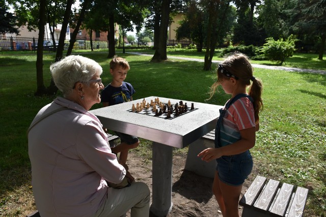 W unisławskim parku można już pograć w szachy pod chmurką