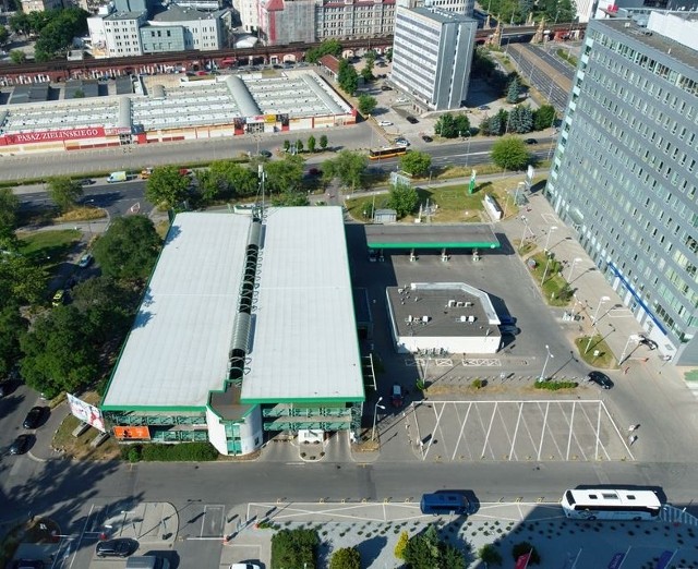 W miejscu stacji paliw i wielopoziomowego parkingu przy Swobodnej we Wrocławiu powstanie kompleks biurowy.