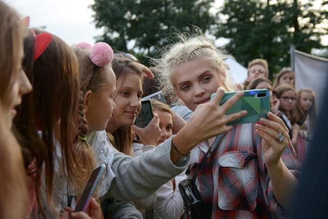 W niedzielne popołudnie, 15 września, na stadionie Syrena w Żarach mieszkańcy oraz fani Margaret bawili się doskonale, a artystka jeszcze długo po koncercie rozdawała autografy i robiła sobie zdjęcia z fanami.Zobacz też: JARMARK ŚWIĘTEGO MICHAŁA W ŻAGANIU 2019. BARWNY KOROWÓD, KONCERTY, ZABAWA. TAK ŚWIĘTOWALI MIESZKAŃCY