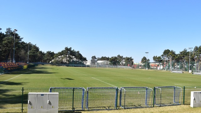 Do niedawna te obiekty sportowe tętniły życiem. Na boisku przy Suzuki Arenie od rana do wieczora odbywały się treningi młodych adeptów futbolu z KKP Korona Kielce. Na stadionie przy ulicy Kusocińskiego, również należącym do Miejskiego Ośrodka Sportu i Rekreacji w Kielcach, trenowali zawodnicy ekstraklasowej Korony Kielce.Teraz obiekty są wyłączone z publicznego użytkowania, młodzi zawodnicy zostali w domach, indywidualnie ćwiczą też piłkarze Korony Kielce grający w PKO Ekstraklasie, podobnie jak zawodnicy KKL Kielce. To że obiekty sportowe są teraz puste, świadczy o tym, że kielczanie stosują się do zaleceń polskiego rządu. Zobaczcie jak we wtorek, 24 marca, wyglądały obiekty sportowe w Kielcach. (dor)