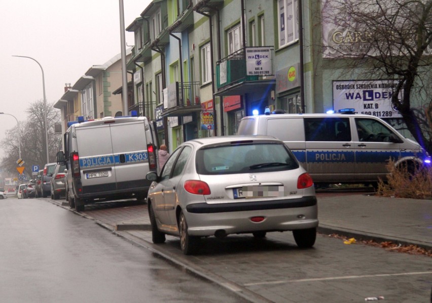 Tarnobrzeg. Zwłoki na chodniku przy ulicy Mickiewicza. Policjanci ustalili tożsamość kobiety (ZDJĘCIA)