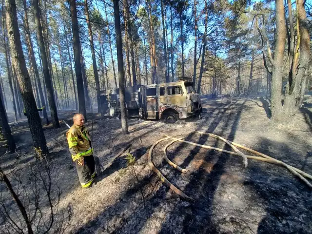 Olbrzymi pożar lasu w powiecie hajnowskim. W okolicach miejscowości Jelonka spłonęło 10 ha lasu. Spłonął wóz strażacki