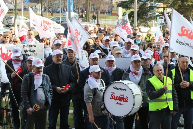 Demonstracja "Solidarności" przed gmachem Świętokrzyskiego Urzędu Wojewódzkiego w Kielcach.