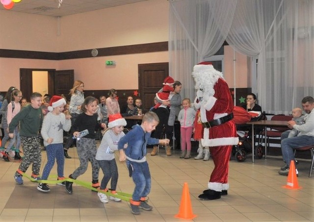 Prawie setka dzieci wzięła udział w imprezie mikołajkowej w świetlicy wiejskiej w Rynarzewie. Wśród uczestników zabawy nie zabrakło Mikołaja, który brał udział w tańcach i poprowadził konkursy dla dzieci. A było ich sporo:  „narty” dla dzieci i dorosłych, slalom z jajkiem i zabawa chustą animacyjną. Jednak najwięcej uciechy sprawiła dzieciom balonowa bitwa. Przeprowadzono także konkurs rysunkowy na „Bombowego Mikołaja”, który pilotowała miejscowa malarka Maryla Rakowska-Molenda. Za udział w konkursach dzieci otrzymywały drobne nagrody. Kto chciał mógł zrobić sobie fotkę z Mikołajem, który po pląsach zasiadł w  fotelu. Przygotowano też  stół ze słodkościami. Organizatorami świątecznej imprezy w Rynarzewie  byli:  świetlica wiejska i Szubiński Dom Kultury.