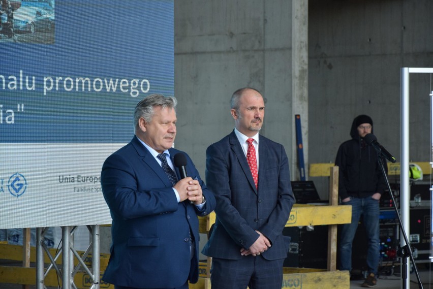 Gdynia: W porcie trwa budowa Publicznego Terminalu Promowego. 9.06.2020 r. uroczyście zawieszono wiechę. Największa inwestycja od ok. 50 lat