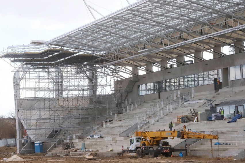 Na budowanym stadionie Radomiaka rozpoczął się montaż...