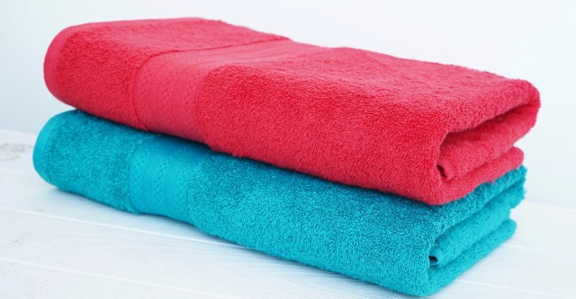 Jak prać ręczniki, żeby byłe miękkie i wyglądały jak z hotelu SPA. Poznaj sprawdzone triki na puszyste ręczniki.
