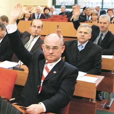 Andrzej Chmielewski (w środku, w biało-czerwonym krawacie) będzie pomagał B. Dębskiemu (siedzi za nim) rządzić województwem