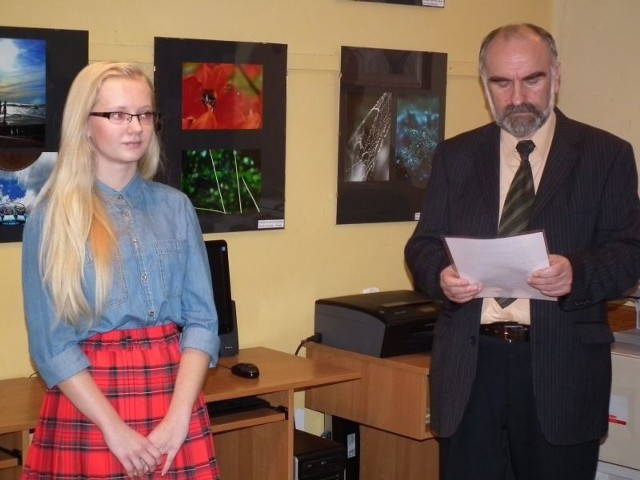 Drugą nagrodę w młodszej kategorii wiekowej zdobyła Adrianna Marczak z Ciepielowa, gratulował jej Waldemar Gołdziński. 