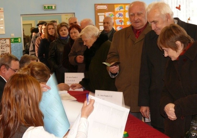 "Pokościelna fala&#8221; w lokalu wyborczym przy bazylice konkatedralnej w Stalowej Woli.