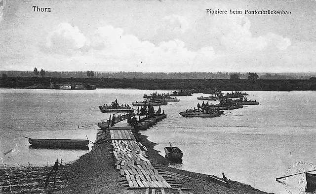 Saperzy budują pod Toruniem most pontonowy. Nie wiemy, kiedy dokładnie zostało wykonane to zdjęcie, na pewno jednak 120 lat temu zmagania żołnierzy toruńskiego batalionu pionierów musiały wyglądać podobnie...