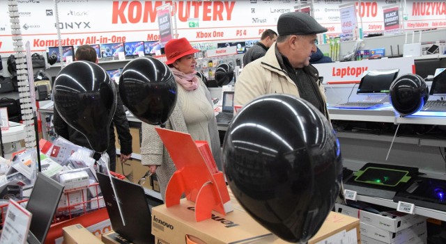 W Media Markt w Inowrocławiu towary objęte „czarnopiątkową” obniżką oznakowane były czarnymi balonikami