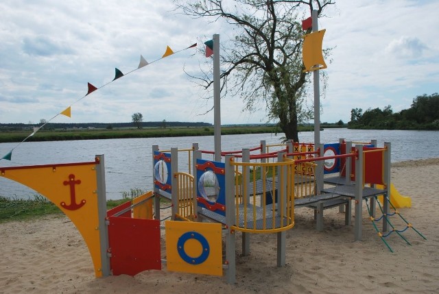 Oto „Raj dla dzieci, wygoda dla rodziców - plac zabaw na plaży”, który powstał w ramach ubiegłorocznego budżetu obywatelskiego. Projekt zgłosiło Stowarzyszenie Ziemia Pińczowska.