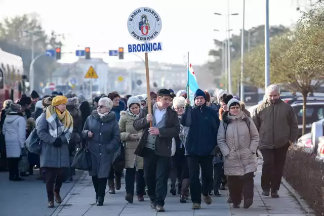 W południe w hali widowiskowo-sportowej „Arena” przy ul. Bema rozpoczną się obchody 28. urodzin Radia Maryja. Trzeba liczyć się ze zmianami organizacji ruchu na ulicach prowadzących do „Areny”.Zobacz koniecznie: 28. urodziny Radia Maryja w Toruniu. O. Tadeusz Rydzyk świętuje w hali Arena Toruń. Zobacz zdjęcia!- Kierowcy jadący ul. Legionów w godzinach od 7 do około 13 nie będą mogli skręcić w ul. Żwirki i Wigury w kierunku ul. Grudziądzkiej. Zalecamy dojazd od strony ul. Grudziądzkiej – informuje rzeczniczka prasowa Miejskiego Zarządu Dróg Agnieszka Kobus-Pęńsko.CZYTAJ DALEJ >>>>>>TAK BYŁO NA URODZINACH RADIA MARYJA W 2018 ROKU: 27. urodziny Radia Maryja 2018 w Toruniu. O. Tadeusz Rydzyk świętuję w hali Arena Toruń. Zobaczcie zdjęcia!