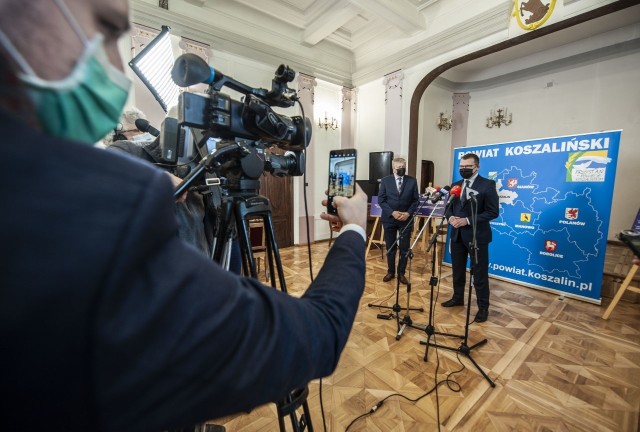 - Pandemia pokazała, że potrzebne są inwestycje, które poprawią funkcjonowanie DPS-ów. Przy dobrej współpracy rządu i samorządu udało się na ten cel pozyskać pieniądze z Rządowego Funduszu Inwestycji Lokalnych - powiedział wiceminister Paweł Szefernaker.