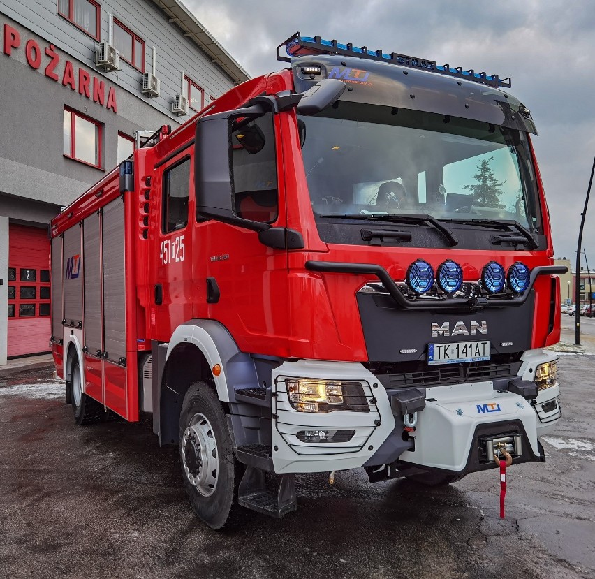 Nowy wóz bojowy dla straży pożarnej w Ostrowcu. Miał głośny wjazd (WIDEO, ZDJĘCIA)