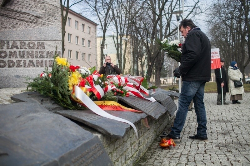 Pamięć o żołnierzach wyklętych. Kwiaty pod pomnikiem Ofiar Komunizmu