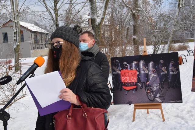 Tak społecznicy ogłaszali rozpoczęcie akcji zbierania podpisów pod pomysłem powstania w Zielonej Górze placu Praw Kobiet. Na zdjęciu jedna z inicjatorek: Zofia Szozda.