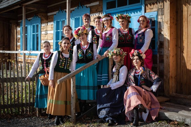 Panie z Koła Gospodyń Wiejskich Pobiednik Mały i Wielki podczas sesji fotograficznej w skansenie w Zubrzycy Górnej na Orawie