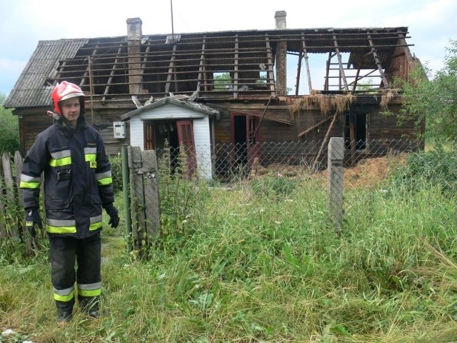Choć strażacy natychmiast zaczęli gasić pożar, drewniany budynek w dużej części spłonął.   W Skarżysku pierwszy ogień zauważono w tym budynku przy ulicy Tartacznej.